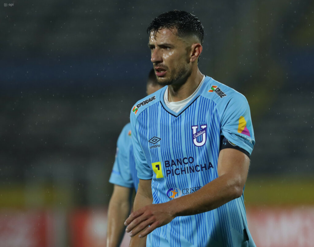 Facundo Martínez, capitán de Universidad Católica, durante el partido ante Alianza en Copa Sudamericana