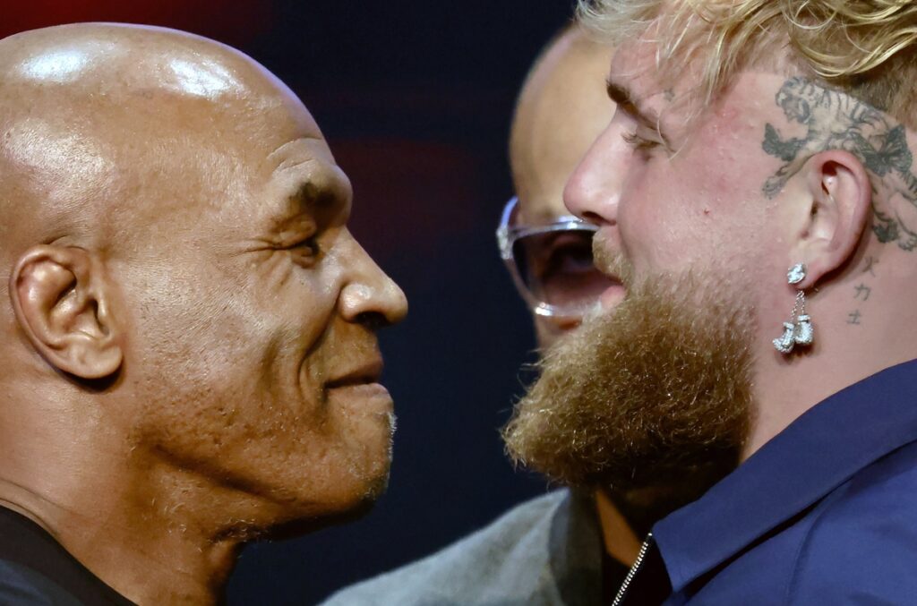 Myke Tyson (izq.) frente a Jake Paul en la conferencia de prensa previa a su pelea.