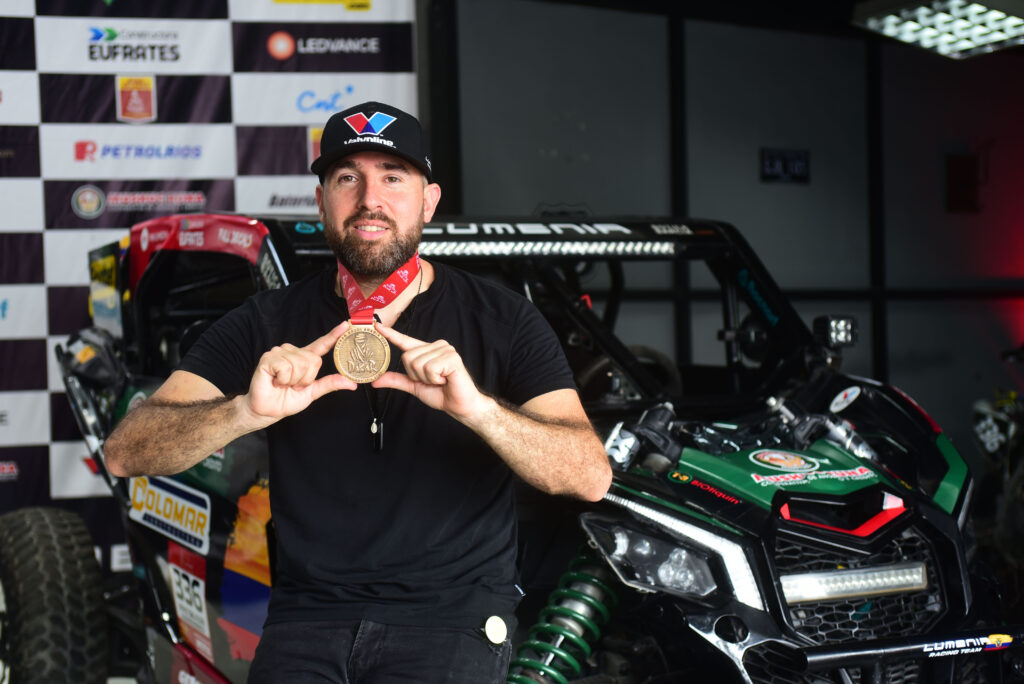 Bradley Salazar con su medalla del Rally Dakar que disputó en 2023.