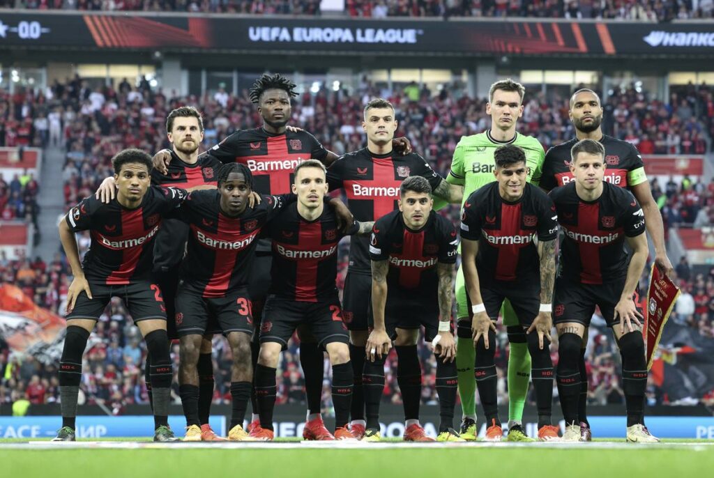 Piero Hincapié (quinto, abajo, de izquierda a derecha) con el Bayer Leverkusen en las semifinales de la UEFA Europa League.