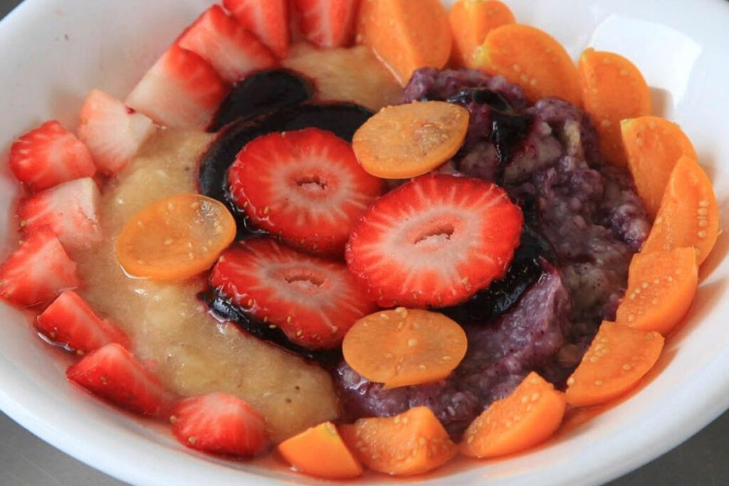 Alimentarse de forma saludable es una de las prioridades hoy en día, a través de preparaciones como la avena con frutas.