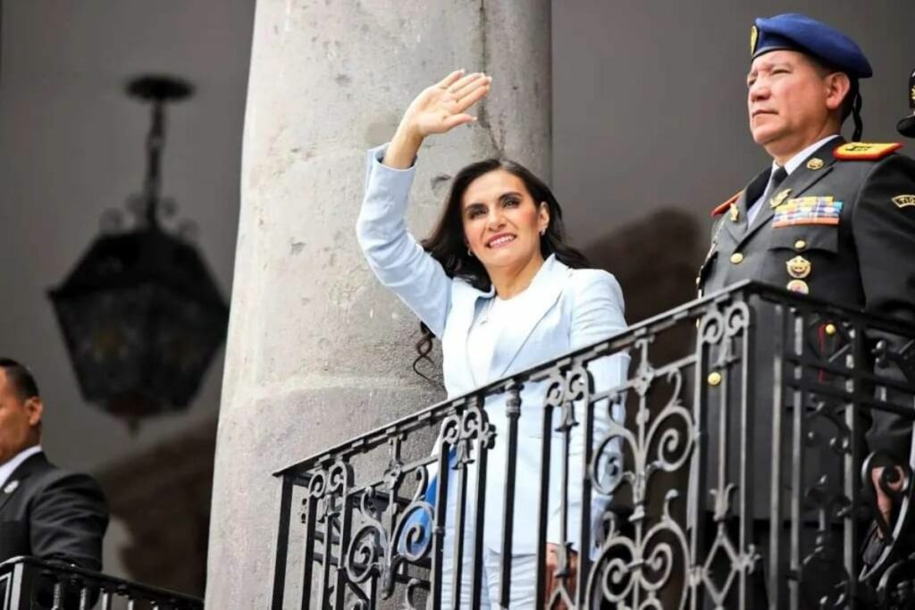 La vicepresidenta Abad en un cambio de guardia en Carondelet.