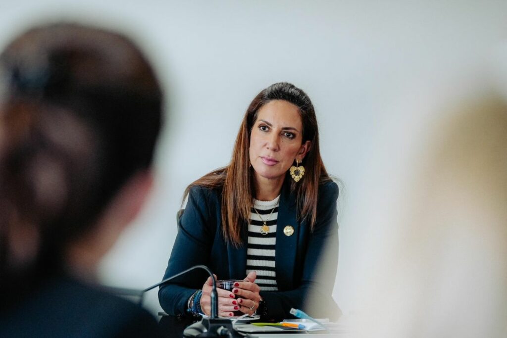 La ministra de Educación, Alegría Crespo, en una reunión por la infancia.