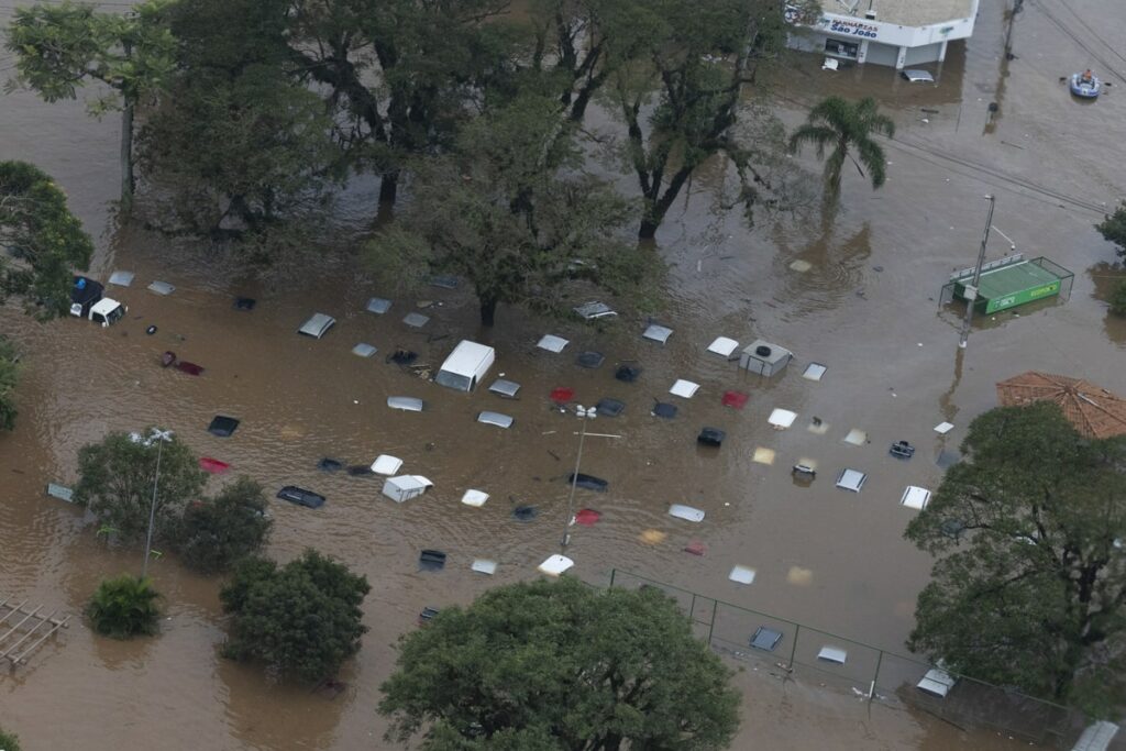 Fotografía desde un helicóptero durante una operación del ejército brasileño y los bomberos para rescatar a personas atrapadas en Porto Alegre (Brasil): Foto: EFE