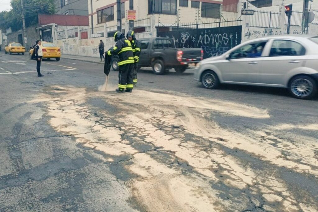 Los Bomberos resguardan la zona con material absorbente. Foto: Bomberos Quito