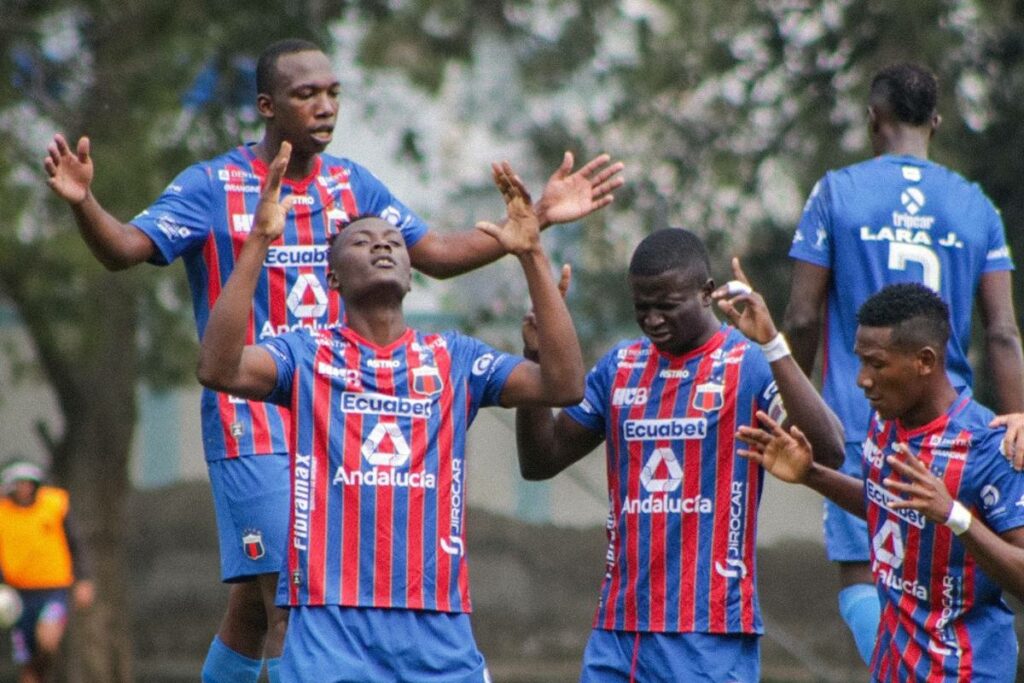 Jugadores del Deportivo Quito festejan un gol ante Juventud en la Segunda Categoría de Pichincha.