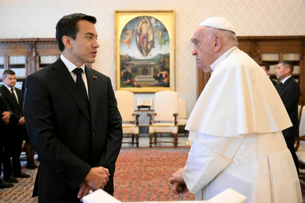 Daniel Noboa, presidente de Ecuador, en un diálogo con le papa Francisco. Foto: Presidencia de la República.