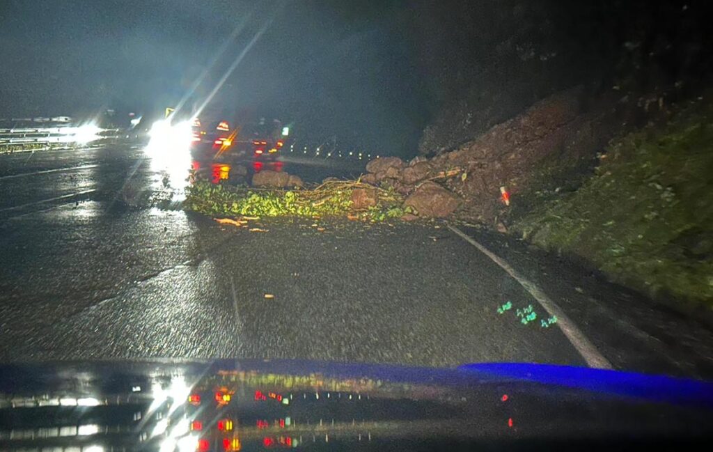 Derrumbe en la vía Alóag - Santo Domingo, este viernes 3 de mayo de 2024. Foto: ECU911.