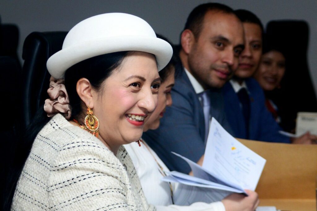 El Ministerio de Economía y Finanzas transfirió los recursos a los municipios, prefecturas y parroquias. Ambato (foto alcaldesa Diana Caiza) recibió los fondos. Foto: X
