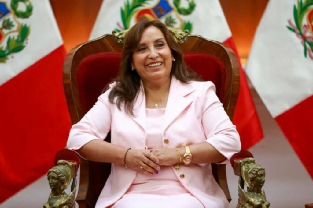 Dina Boluarte, presidente de Perú, se mantiene en silencio frente a las acusaciones en contra de su hermano.