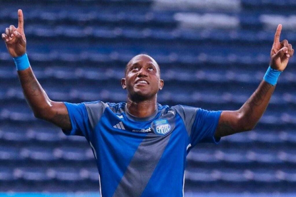 Jaime Ayoví celebra su gol con Emelec ante Universidad Católica. Foto: API