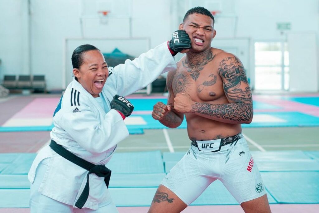 La judoka Katty Hurtado (izq.) junto a su hijo Michael Morales (der.), peleador de la UFC