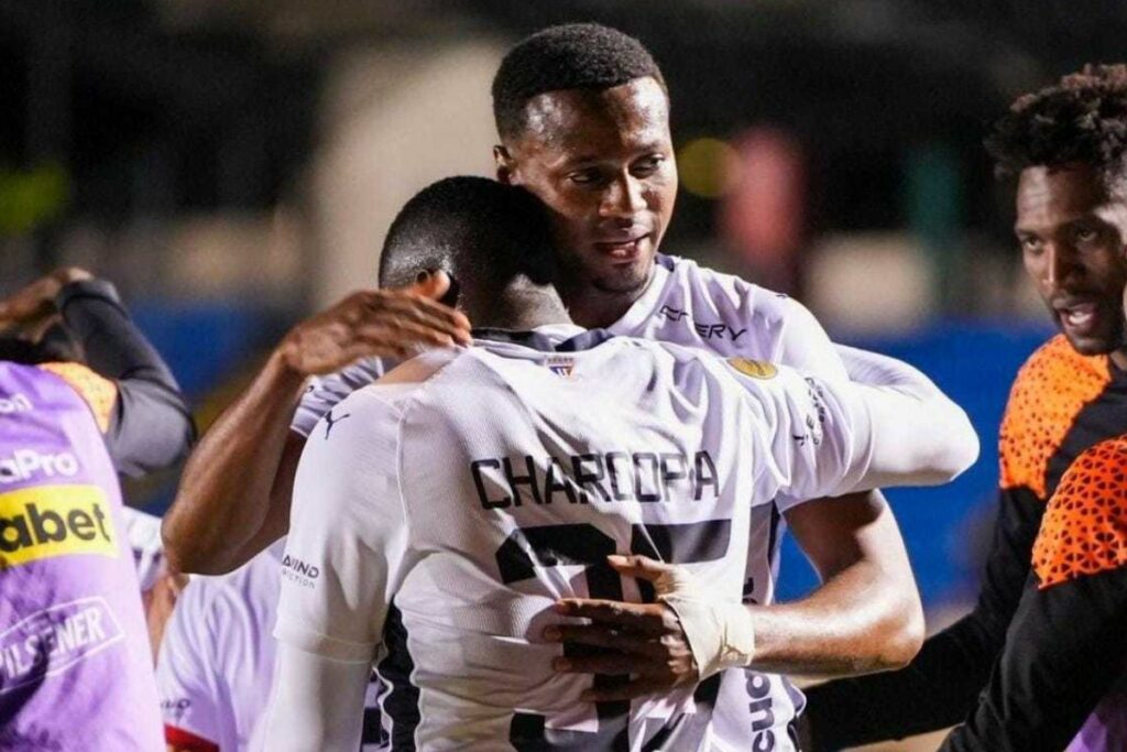 Jairón Charcopa y Michael Estrada festejan un gol de Liga de Quito. Foto: LDU
