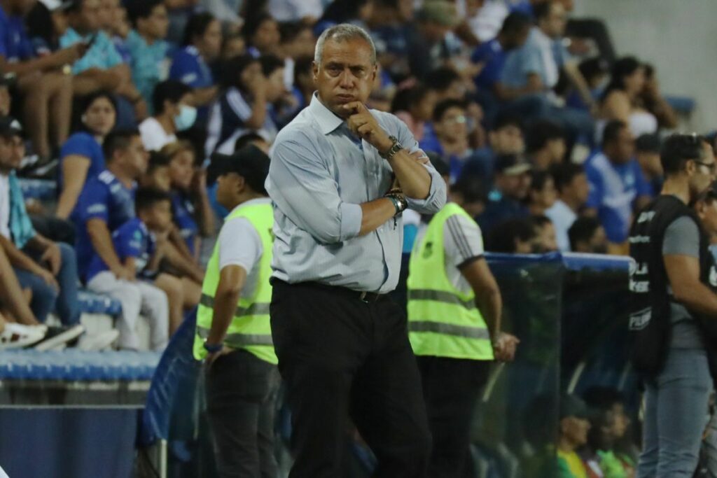 Hernán Torres, DT de Emelec, en un partido de la Liga Pro.