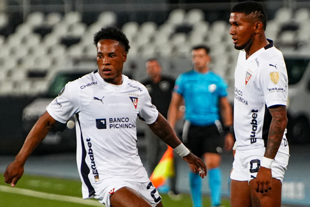 Jhojan Julio y Luis Estupiñán durante el partido entre Botafogo y Liga de Quito.