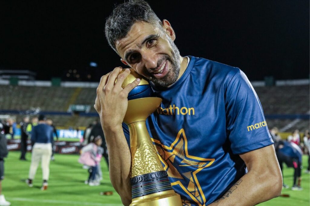Cristian Pellerano sosteniendo la Copa Ecuador que ganó con Independiente del Valle en 2022.