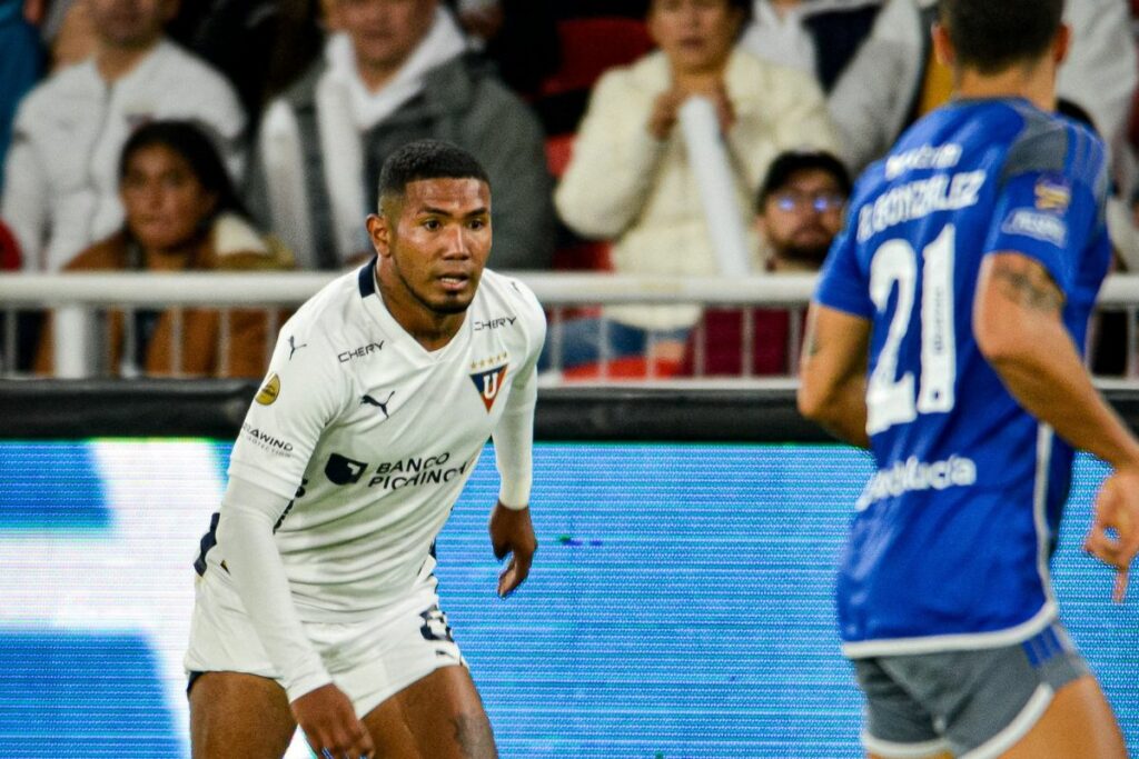 Luis Estupiñán encarando a Alexander González en el partido entre Liga de Quito y Emelec por la Liga Pro 2024.