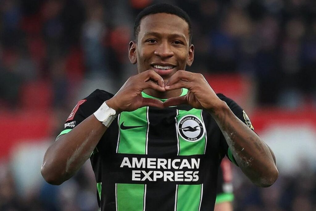 Pervis Estupiñán, jugador del Brighton Hove & Albion, es hincha de Liga de Quito.