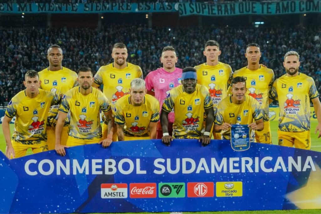 Delfín durante un partido de la Copa Sudamericana 2024.
