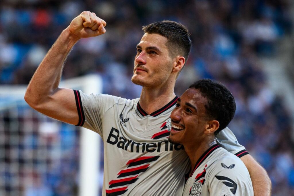 Patrik Schick (izq.) celebrando su gol con Nathan Tella en la victoria del Bayer Leverkusen sobre Bochum en la Bundesliga 23/24.