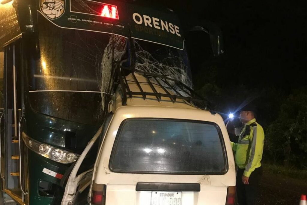 Siniestro de tránsito entre el bus de Orense y una furgoneta.