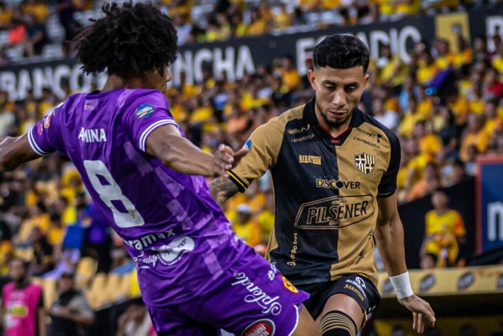 Joao Rojas (der.) disputa el esférico con Angelo Mina en el Barcelona SC vs. Aucas por la Liga Pro 2024.