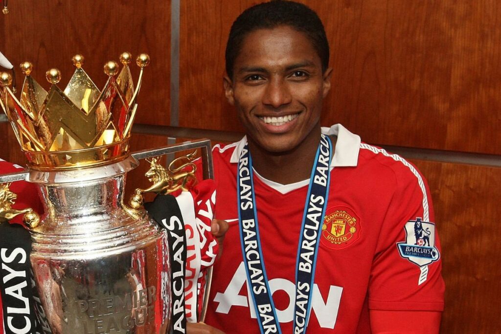 Antonio Valencia festejando con el Manchester United la Premier League ganada en la temporada 12/13.