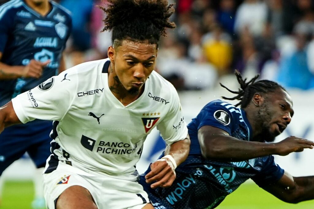 José Quintero, jugador de Liga de Quito, disputa el balón en el partido ante Junior por la Copa Libertadores 2024.