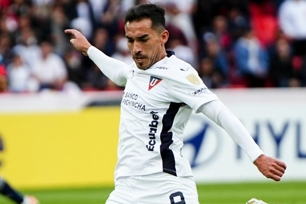 Lisandro Alzugaray, jugador de Liga de Quito, durante un partido por la Copa Libertadores 2024.