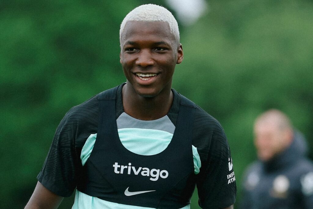 Moisés Caicedo con su nuevo 'look' en un entrenamiento con el Chelsea previo al partido contra el Brighton.