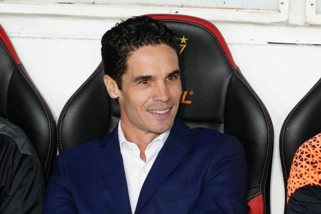 Josep Alcácer, DT de Liga de Quito, en el estadio Rodrigo Paz Delgado en la temporada 2024.