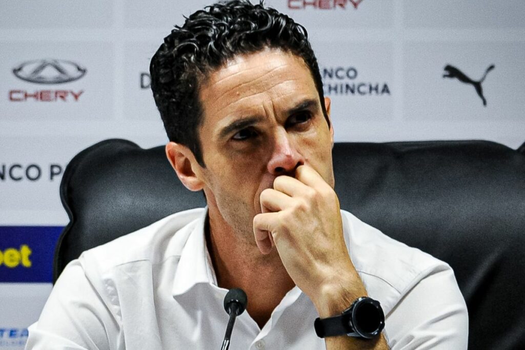 Josep Alcácer, DT de Liga de Quito, en una rueda de prensa en 2024.
