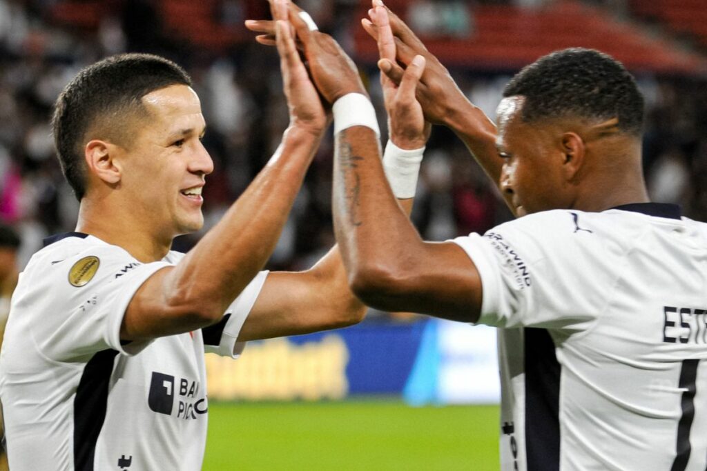 Alex Arce y Michael Estrada celebrando un gol de Liga de Quito en la temporada 2024.