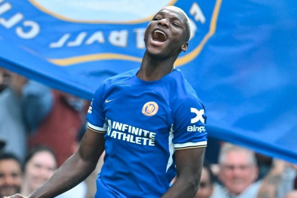 Moisés Caicedo celebrando su primer gol con la camiseta del Chelsea en la Premier League 23/24.