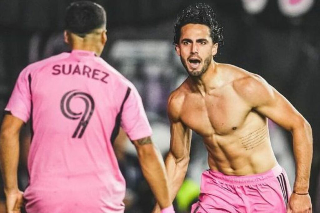 Leonardo Campana celebra su gol con el Inter Miami en la MLS 2024, con Luis Suárez.