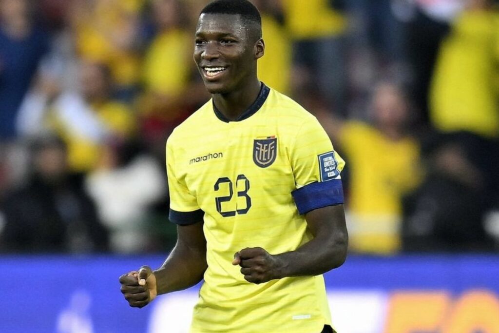 Moisés Caicedo siendo capitán de la Selección de Ecuador en un partido.