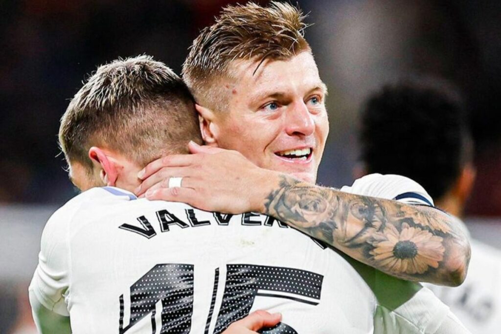 Federico Valverde abrazando a Toni Kroos en un partido del Real Madrid.