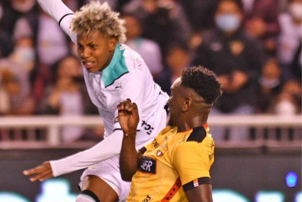 Liga de Quito enfrentando a Barcelona SC en un partido de la Liga Pro 2022.