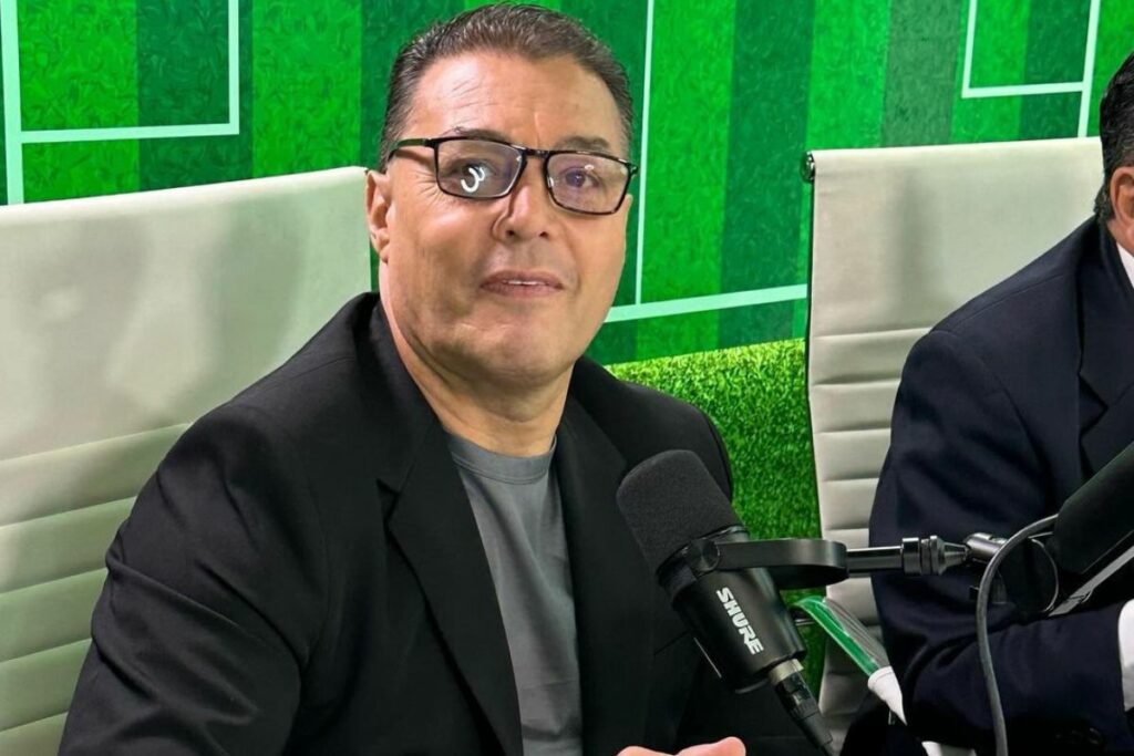 Carlos Alfaro Moreno se dedica al periodismo deportivo en Ecuador. Foto: Instagram @marca90