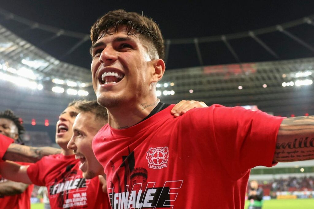 Piero Hincapié celebrando la clasificación del Bayer Leverkusen a la final de la Europa League 23/24.