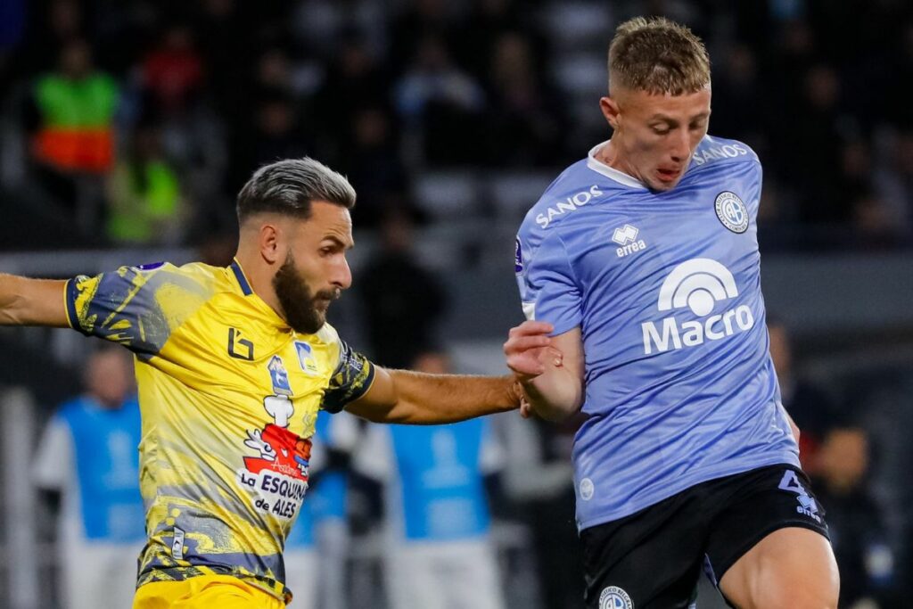 Juan Manuel Elordi (izq.), jugador del Delfín, durante el enfrentamiento ante Belgrano en la Copa Sudamericano.