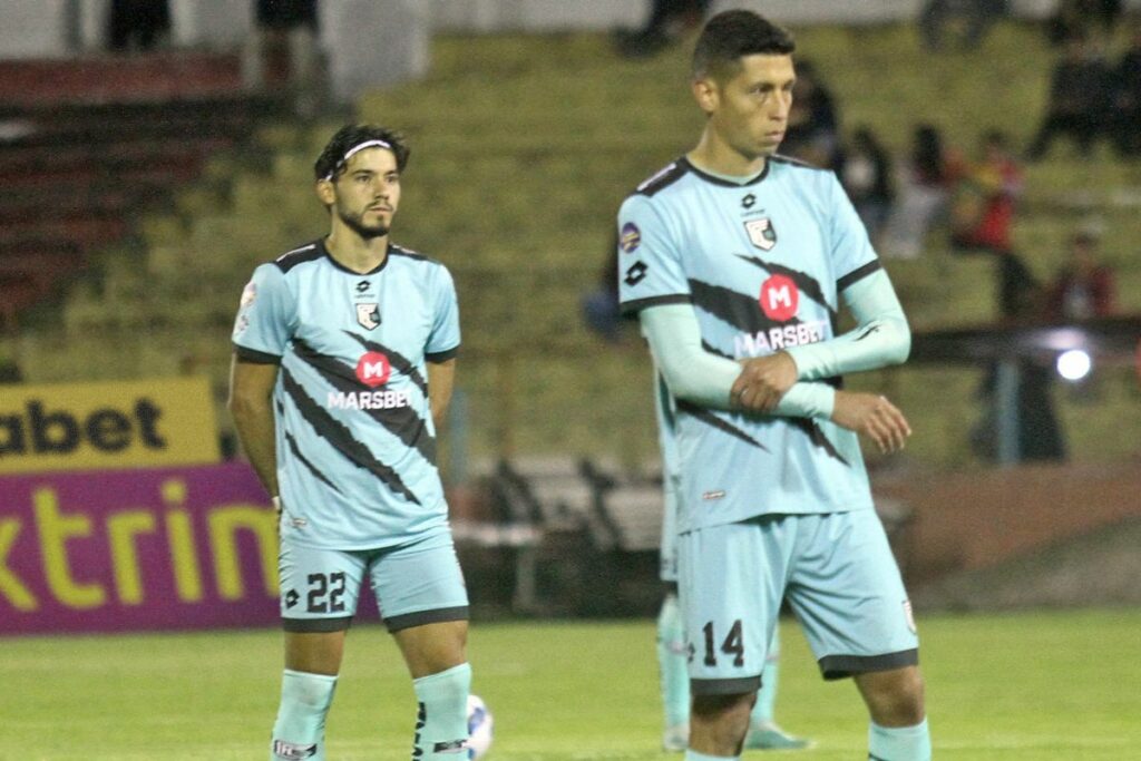 Jugadores del Cumbayá realizando la protesta durante el partido contra Deportivo Cuenca en la Liga Pro 2024.