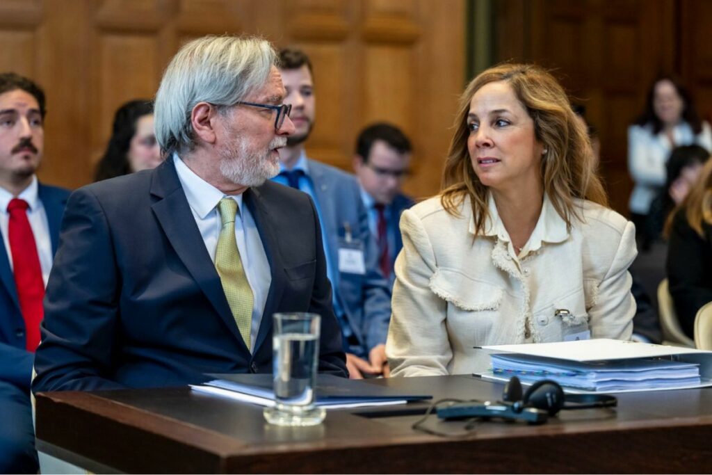 El Embajador Andrés Terán (Izq.) representó a Ecuador en la Corte de La Haya. Foto: Cancilllería.