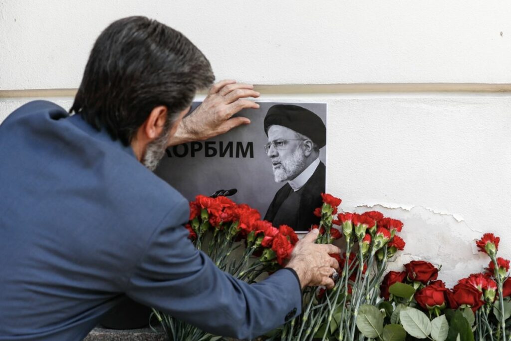 Las muestras de pesar se extienden por Irán.