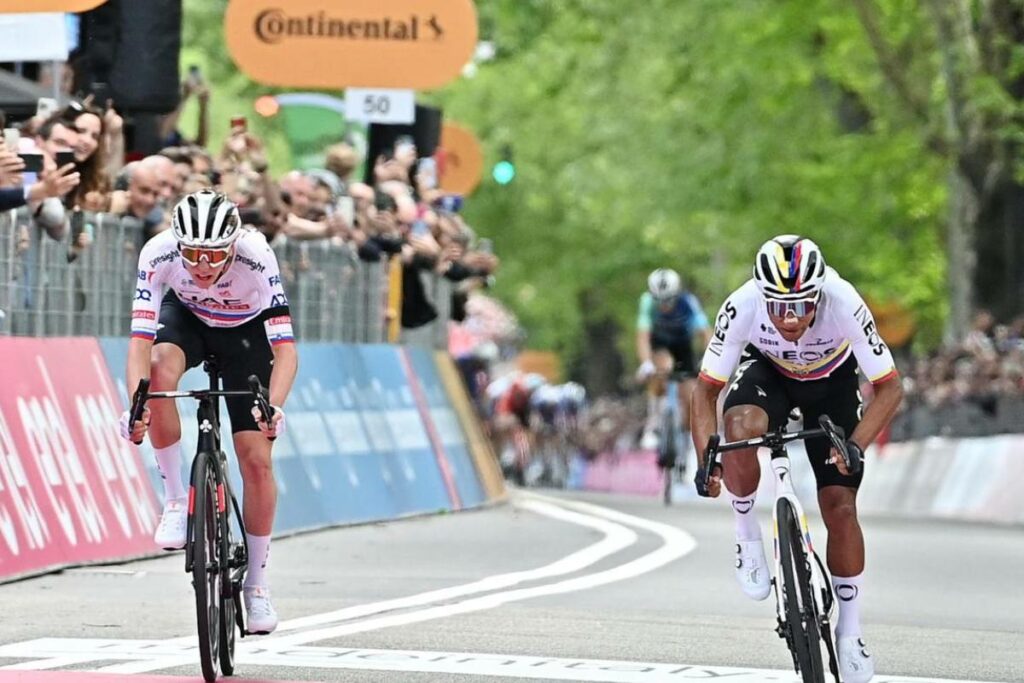 Tadej Pogar (izq.), líder del Giro de Italia y el ciclista ecuatoriano Jhonatan Narváez. Foto: EFE