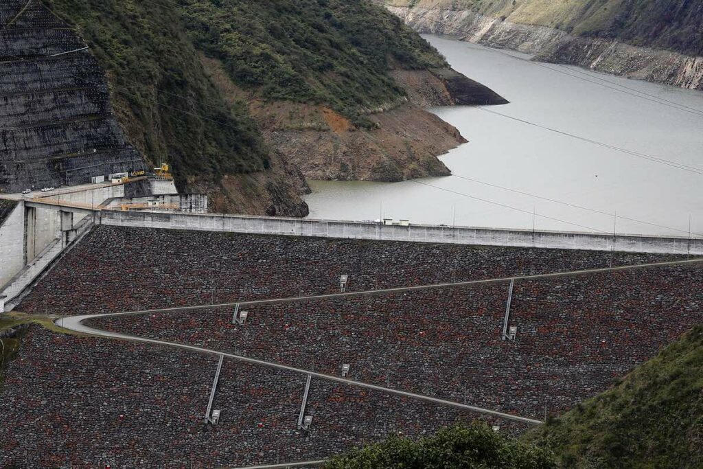 La capacidad total del embalse de Mazar es de 410 millones de metros cúbicos. Está ubicado en los límites de Azuay y Cañar. Cortesía: Presidencia de Ecuador