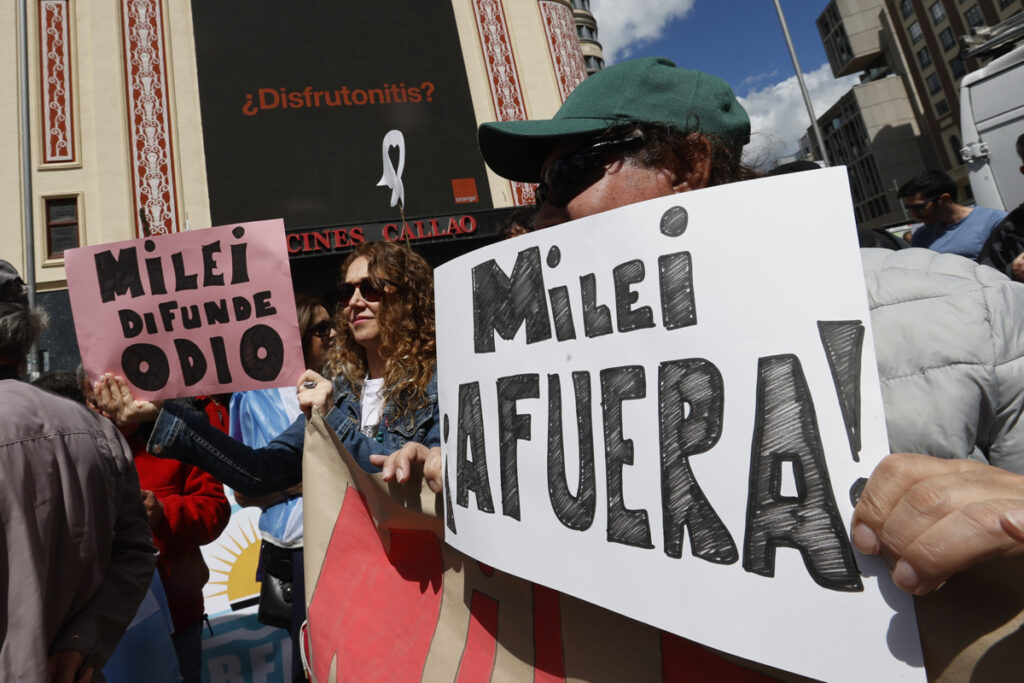 La visita del presidente de Argentina, Javier Milei, a España provocó protestas en Madrid. El mandatario insultó al jefe del Ejecutivo español, Pedro Sánchez, y su esposa, Begoña Gómez. EFE/ Fernando Alvarado