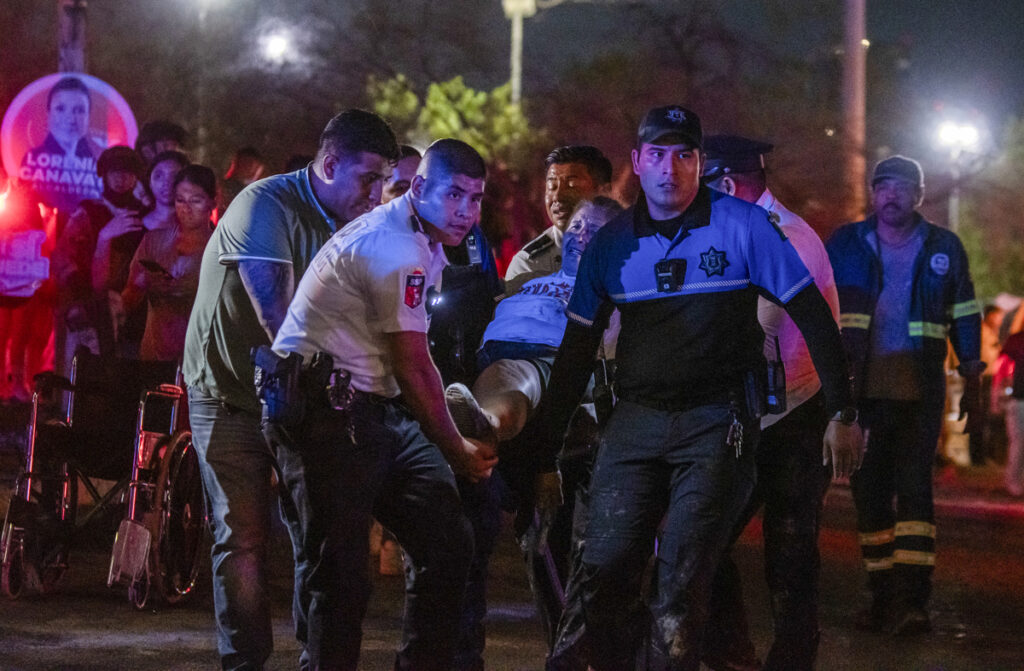 Personal de rescate traslada a personas heridas donde se desplomó un templete durante un acto político de Movimiento Ciudadano (MC), este miércoles en la ciudad de Monterrey (México). EFE