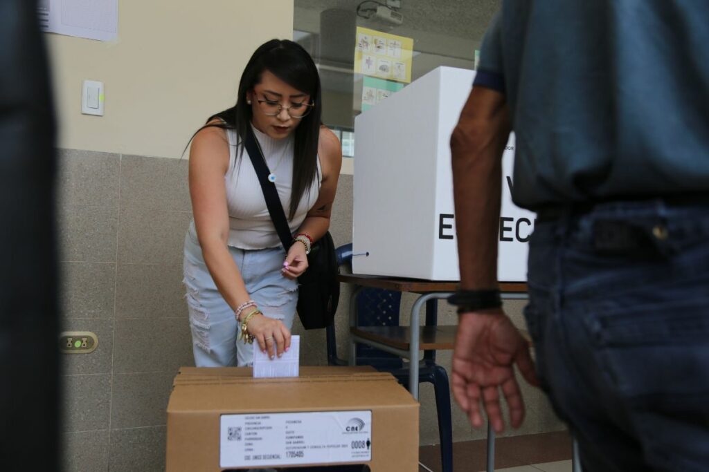 En la consulta popular, la comunidad votó sobre 11 preguntas. Foto: Julio Estrella/El Comercio