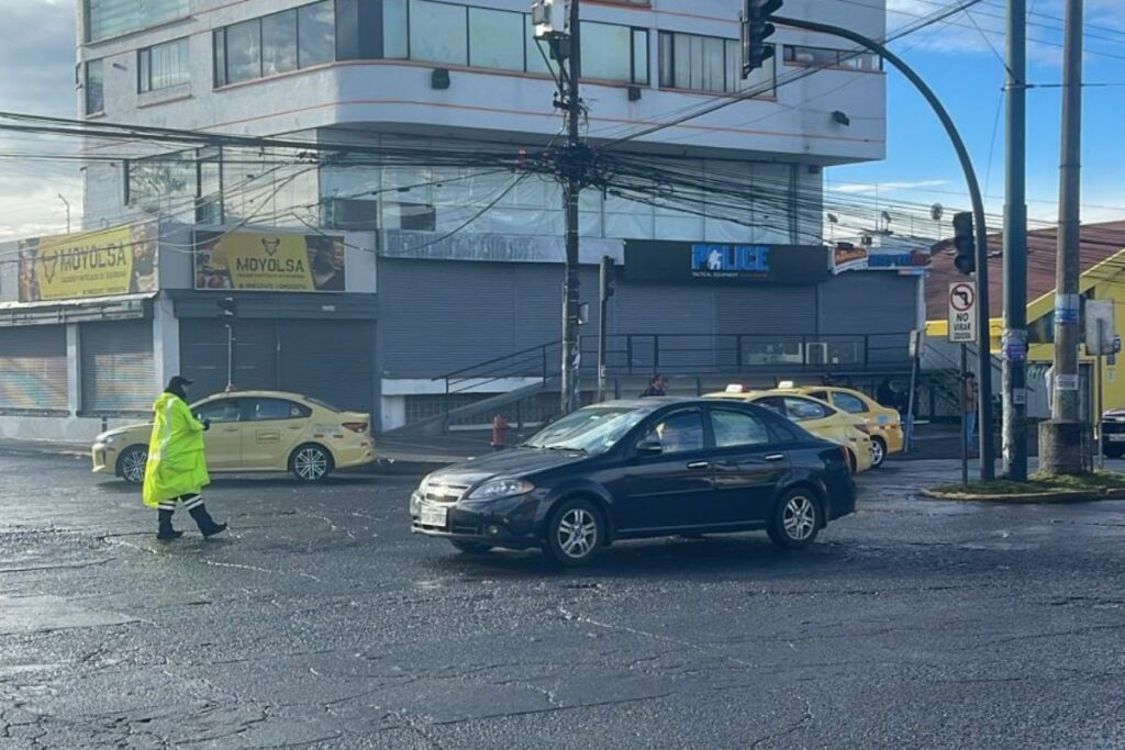 Los agentes de tránsito se ubican en varios sitios de la ciudad para vigilar el cumplimiento de la medida.